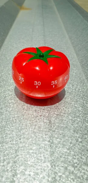 Pomodoro Timer aus gebürstetem Metall mit fettem Glanz und Schatten. — Stockfoto