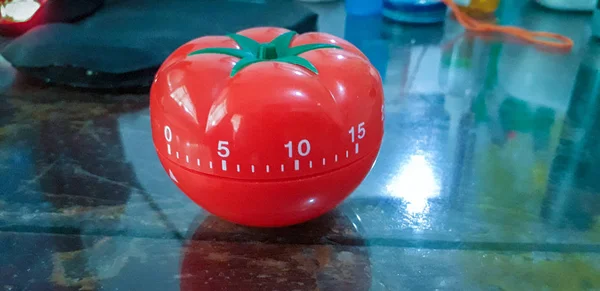 Pomodoro Timer in Holztisch mit dunklem verschwommenem Hintergrund. — Stockfoto