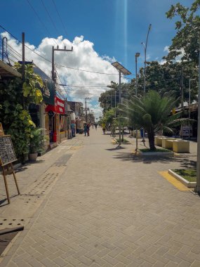 Porto Galinhos, Recife, Brezilya, Şubat, 7, 2019: Porto Galinhos günbatımı, müzisyenler, sanatçılar ve kişi geziniyor sokaklarda atmosfer.