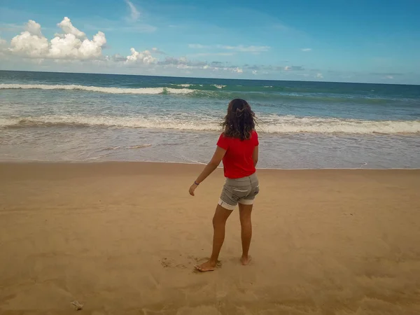 Vrouw lopen op zand strand verlaten voetafdrukken in het zand. Close-up detail van vrouwelijke voeten in Brazilië. — Stockfoto