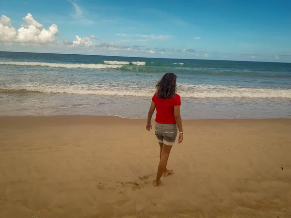 Γυναίκα που περπατά στην παραλία με άμμο αφήνοντας χνάρια στην άμμο. Λεπτομέρεια closeup της γυναικεία πόδια σε Βραζιλία. — Φωτογραφία Αρχείου