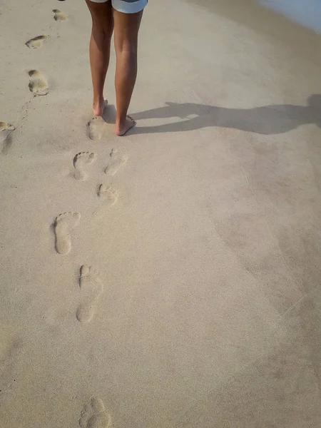 Mulher andando na praia deixando pegadas na areia. Detalhe de close-up de pés femininos no Brasil . — Fotografia de Stock