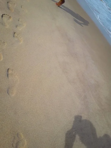 Mulher andando na praia deixando pegadas na areia. Detalhe de close-up de pés femininos no Brasil . — Fotografia de Stock