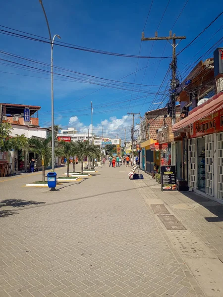 Porto Galinhos, Recife, Brasil, 7 de febrero de 2019: Ambiente en las calles de Porto Galinhos al atardecer, músicos, artistas y personas paseando . — Foto de Stock