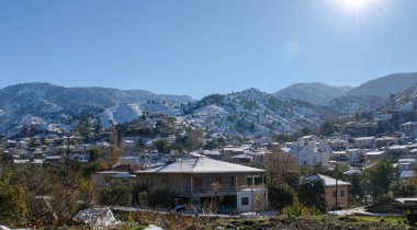 Kar altında Kıbrıs 'ta Kakopetria Köyü