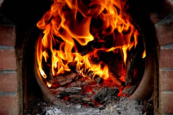 传统的塞浦路斯烤箱中的火曾经使 Kleftiko — 图库照片
