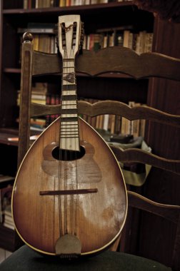 Eski mandolin gitar retro bir ortamda - verical kompozisyon