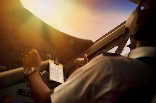 Πιλότος Που Φέρουν Ένα Αεροπλάνο Έλικα Κατά Ηλιοβασίλεμα — Φωτογραφία Αρχείου