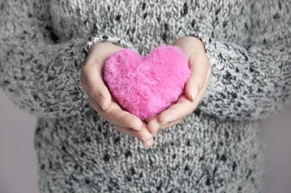 Regalo Invierno Amor Mujer Sosteniendo Corazón Peludo Rosa Durante Invierno —  Fotos de Stock