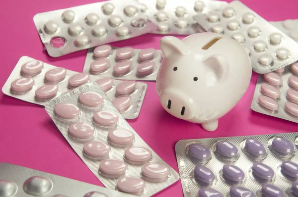 İlaçlar - kumbara ve çok fazla hap tasarruf