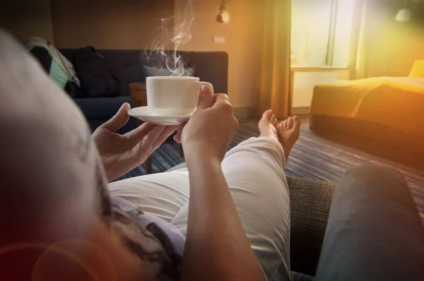 Kvinnan Avslappnande Med Eller Kaffe Sovrummet Solig Eftermiddag — Stockfoto