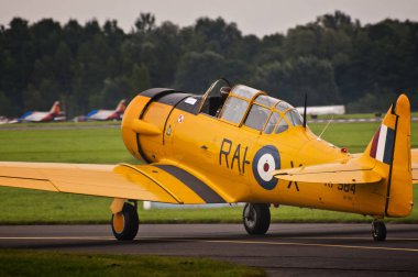 Radom / Polonya - 08.25.2018: T6 Harvard Taksilemek almak için kapalı ekran uçuş önce