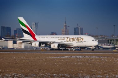 Varşova / Polonya, 02.10.2017: Airbus A380 şehir manzarası karşı Varşova Havaalanı'ndan kalktıktan Emirlikleri 