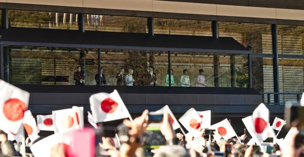 Tokyo / Japonya - 01.02.2019: Japon İmparatoru Akihito ve ailesi onları 2019 ikinci gününde selamlıyorum gibi kağıt bayrakları feragat kalabalıklar. O oğlu Naruhito, ayrıca inci üzerinde görünür tarafından successed olacaktır gibi Akihito, son yeni yıl tebrik bu