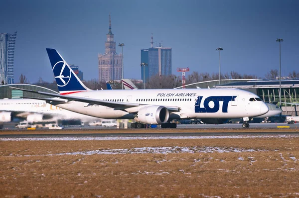 Βαρσοβία Πολωνία 2017 Boeing 787 Dreamliner Απογειώνεται Από Αεροδρόμιο Της Εικόνα Αρχείου