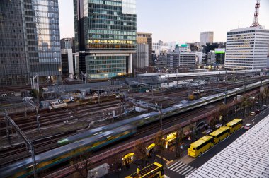 Modern kent merkezinde demiryolu ve otobüs terminaline gece karanlığında - Tokyo, Japonya