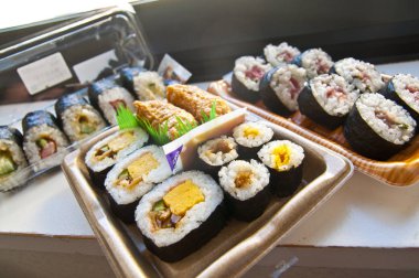 Ucuz ama lezzetli - take-away suşi setleri, hazır beslenme çantaları