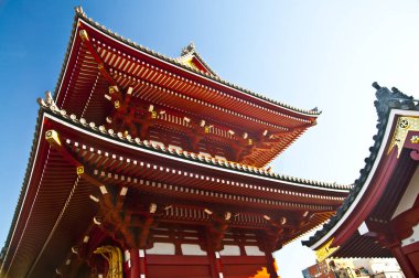 Kırmızı ve altın çatı Senso-ji Tapınağı, Asakusa, Tokyo, Japonya