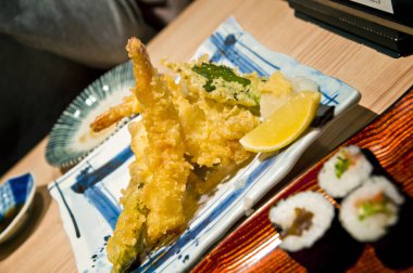 Tempura karides ve geleneksel Japon restoranında - Suşi Japon mutfağı kavramı