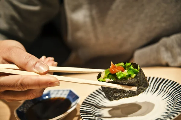 Τρώει Φρέσκο Σούσι Ρολό Chopsticks Ένα Εστιατόριο Royalty Free Φωτογραφίες Αρχείου