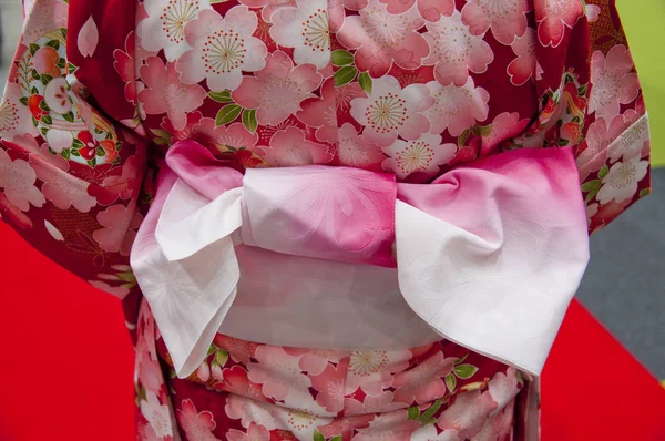 Tradicional Japonês Rosa Vermelho Quimono Com Cinto Arco Padrão Floral — Fotografia de Stock