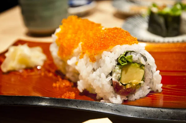 日本のレストランで新鮮な寿司ロール — ストック写真