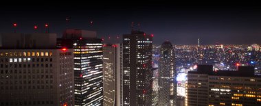 Hava gece - çatı görünümü Japonya Tokyo Shinjuku alanının modern bir şehir panoraması