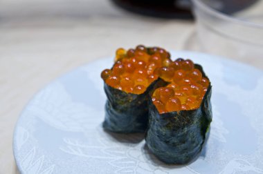 Bir tabakta taze gunkan maki sushi