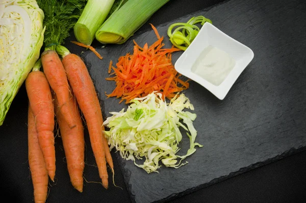 Káposzta, sárgarépa és póréhagyma saláta majonéz — Stock Fotó