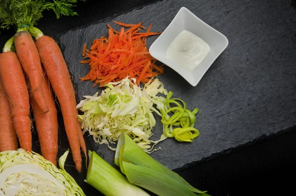 Káposzta, sárgarépa és póréhagyma saláta majonéz — Stock Fotó