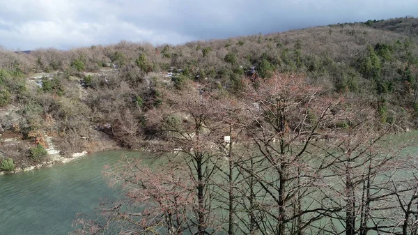 Sukko - selvi ile yapay bir göl. Anapa kışın.