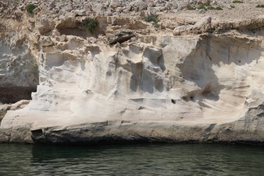 Umman. Sahil. Taşlar ve su.