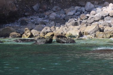 Umman. Sahil. Taşlar ve su.