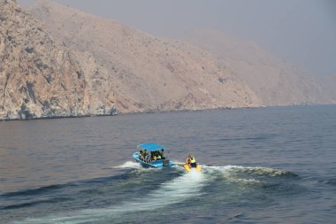 Umman. Sahil. Taşlar ve su.