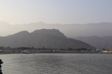 Umman. Sahil. Taşlar ve su.