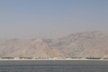 Umman. Sahil. Taşlar ve su.