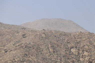 Umman. Sahil. Taşlar ve su.