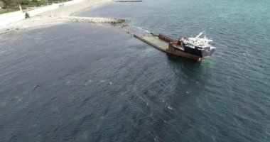 Gelendzhik kasabasının yakınındaki Kabardinka köyü. Kabardinki 'e ait bir yer. Minyatürler sokak görünümü. Gemi sular altında. Dönme dolabı. Sahil taşları. Sahil dalgası. Karadeniz. Gemi kargo gemisi. Rusya. Krasnodar bölgesi. Video