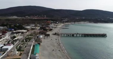 Gelendzhik kasabasının yakınındaki Kabardinka köyü. Kabardinki 'e ait bir yer. Minyatürler sokak görünümü. Gemi sular altında. Dönme dolabı. Sahil taşları. Sahil dalgası. Karadeniz. Gemi kargo gemisi. Rusya. Krasnodar bölgesi. Video