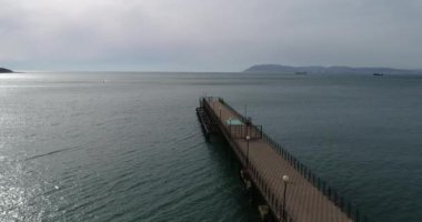 Gelendzhik kasabasının yakınındaki Kabardinka köyü. Kabardinki 'e ait bir yer. Minyatürler sokak görünümü. Gemi sular altında. Dönme dolabı. Sahil taşları. Sahil dalgası. Karadeniz. Gemi kargo gemisi. Rusya. Krasnodar bölgesi. Video