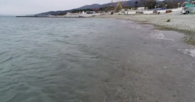 Gelendzhik kasabasının yakınındaki Kabardinka köyü. Kabardinki 'e ait bir yer. Minyatürler sokak görünümü. Gemi sular altında. Dönme dolabı. Sahil taşları. Sahil dalgası. Karadeniz. Gemi kargo gemisi. Rusya. Krasnodar bölgesi. Video
