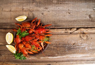Haşlanmış pişmiş kerevit hazır onold rustik ahşap arka plan yemek için kerevit. Uzay kopyalayın. Yükü. Üstten görünüm.