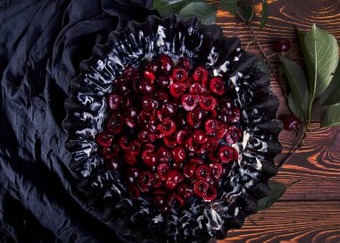 Clafouti swett kiraz kek hazırlama, pasta. Tereyağlı kek hazır meyve ile pan. Üstten görünüm.