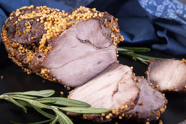 Stück Und Scheiben Gebratenen Fleisches Kaltgekochtes Gebackenes Schweinefleisch Mit Senfkörnern — Stockfoto