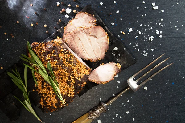 Stück Und Scheiben Gebratenen Fleisches Kaltgekochtes Schweinefleisch Mit Senfkörnern Auf — Stockfoto
