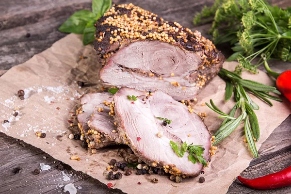 Stück Und Scheiben Gebratenen Fleisches Kaltgekochtes Gebackenes Schweinefleisch Mit Senfkörnern — Stockfoto