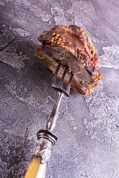 Stück Gebratenes Fleisch Auf Gabel Kaltgekochtes Gebackenes Schweinefleisch Mit Senfkörnern — Stockfoto