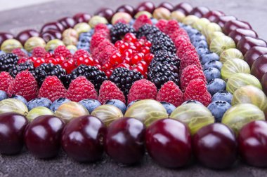Çeşitli meyve ve çilek satırları: tatlı kiraz, bluberries, ahududu, kırmızı ve siyah frenk üzümü, böğürtlen. Helthy yemek gıda kavramı. Üstten görünüm. 