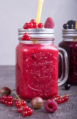 Yaz smoothies, frambuaz, frenk üzümü, glasse gri beton zemin üzerine goosberries. Sağlıklı beslenme diyet vejetaryen kavramı.