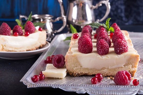 Bolo Tarte Com Mascarpone Chocolate Branco Creme Servido Com Framboesas — Fotografia de Stock